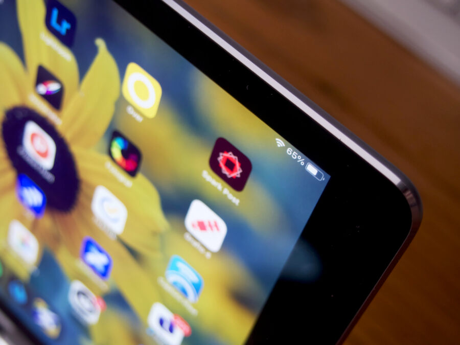 Tablet com aplicações abertas, utilizado para pedidos e serviços online